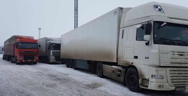 Росія не пропускає вантажівки з території України, в чергах стоять близько 100 фур. За непідтвердженими даними, у російських прикордонників нібито зламалося обладнання для огляду вантажів.