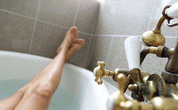  В Москві при спробі зробити селфі у ванній померла жінка. 42-річна мешканка Москви померла у власній ванній при спробі зробити селфі.