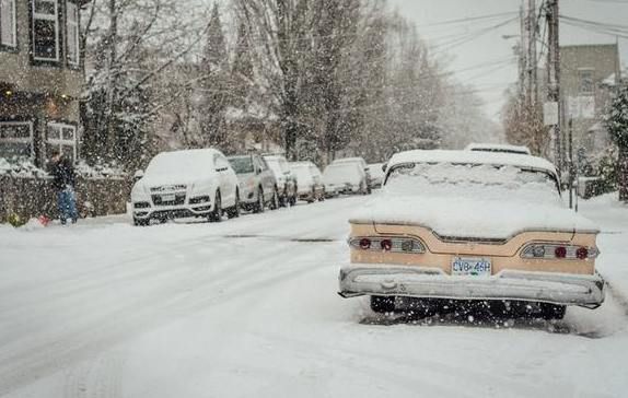 Прогноз погоди в Україні на сьогодні на 19 лютого: сонячно, місцями очікується сніг. На початку тижня в Україні місцями очікується невеликий сніг, на дорогах у більшості регіонах ожеледиця, холодна погода утримається.