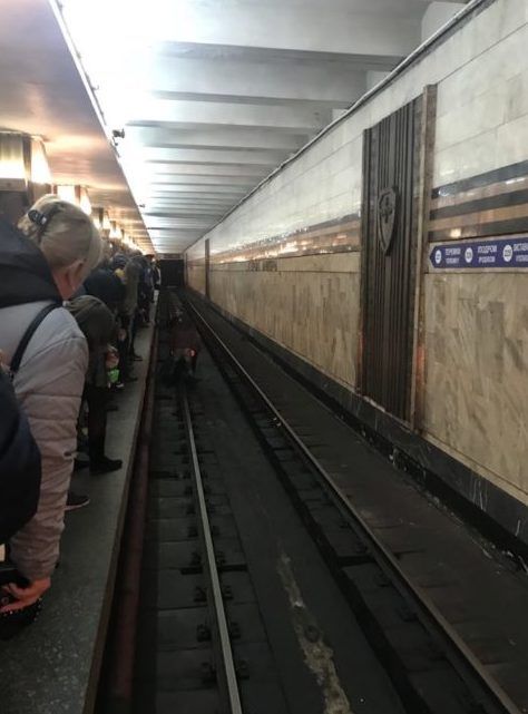 У харківській підземці дитина впала на колії. На станції метро "Історичний музей" хлопчик впав на колії.