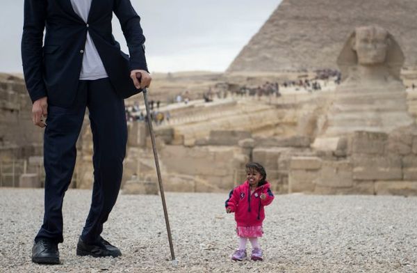 Це дивовижно! Найменша жінка в світі зустрілася з найвищим чоловіком!. Звичайно, всі ми орієнтуємося в мірах довжини, але насправді уявити, як в реальному житті може виглядати найвища людина на планеті і найменший - просто неможливо.