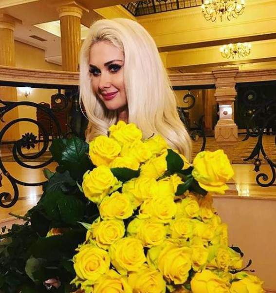 Шикарна Катя Бужинська прикрила тіло розкішним букетом. Співачка сфотографувалася після концерту з неймовірним букет жовтих троянд.