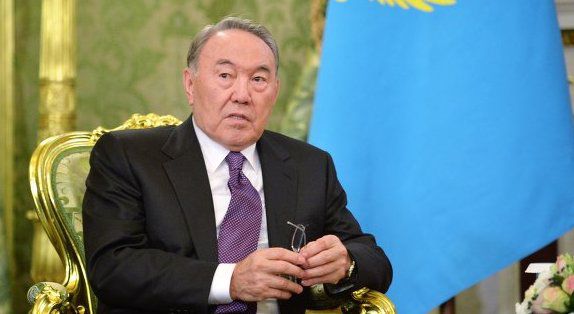 Президент Казахстану затвердив новий алфавіт на основі латиниці. Затверджений президентом Казахстану новий алфавіт також містить 32 букви, в ньому відсутні апострофи, введені нові діакритичні знаки і диграфи (sh, ch).