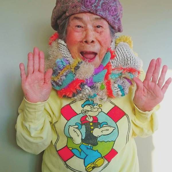 93-річна бабуся стала моделлю для одягу, який виготовляє її онука. Мабуть, це одна з небагатьох бабусь, яка в такому поважному віці не боїться здаватися екстравагантною.