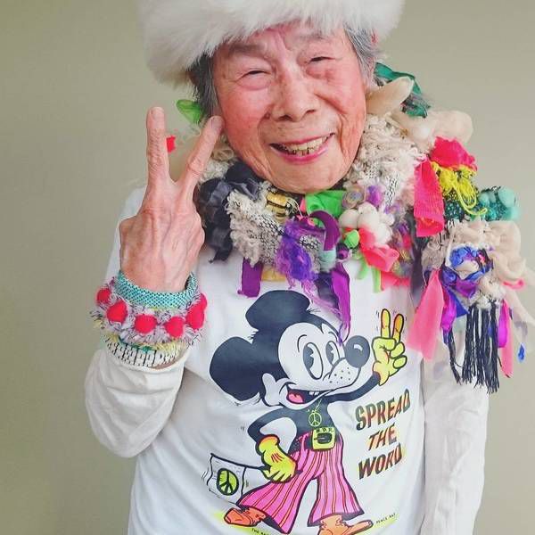 93-річна бабуся стала моделлю для одягу, який виготовляє її онука. Мабуть, це одна з небагатьох бабусь, яка в такому поважному віці не боїться здаватися екстравагантною.