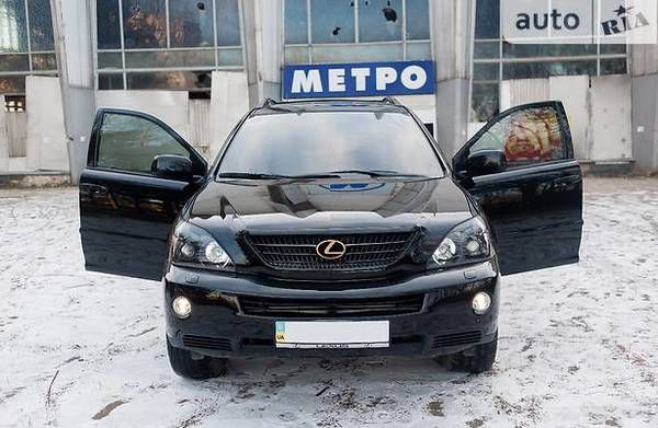 Серед ночі в Одесі згорів "Лексус" депутата від БПП. Позашляховик Lexus RX-400 згорів у ніч на середу в Обсерваторному провулку в центрі Одеси.