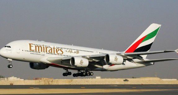 Дівчину висадили з літака в Дубаї через критичні дні. Британське інформаційне видання The Sun повідомляє, що дівчину та її хлопця попросили вийти із салону літака в Дубаї. 
