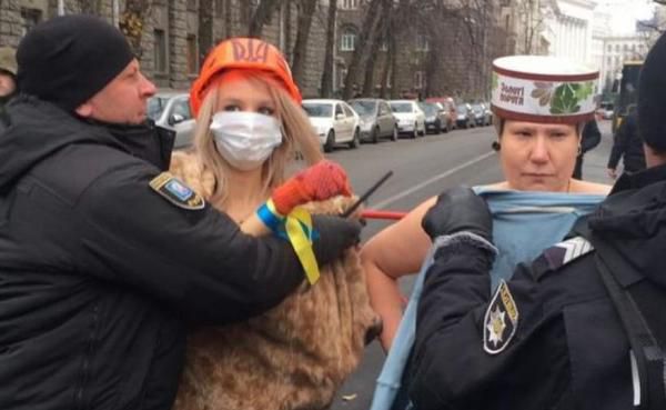 Активістка Femen пробралася в суд до Порошенка. У будівлі встановлені металошукачі, всіх ретельно перевіряють.