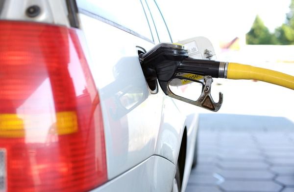 ОККО і WOG знизили ціни на бензин. У період з 20 по 21 лютого мережі АЗС ОККО і WOG знизили роздрібні ціни на всі види пального на 50 копійок за літр.