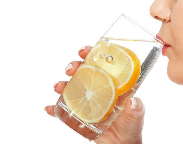 «Пий теплу воду з лимоном натщесерце, але! Не допускай цієї згубної помилки, які її роблять багато хто...». Вода з лимоном натщесерце.