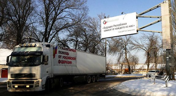 Російський конвой з гумпомощью для Донбасу перетнув кордон України. Для мешканців Донбасу колона з 40 автомобілів везе понад 430 тонн гуманітарних вантажів - дитячі продуктові набори і медичне майно. Черговий конвой повинен відправитися на Донбас у березні 2018 року.