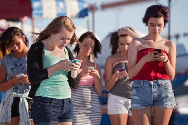 "Текстова шия" — нова серйозна болячка любителів телефонів. Вже ціле покоління страждає так званою проблемою "текстової шиї". 