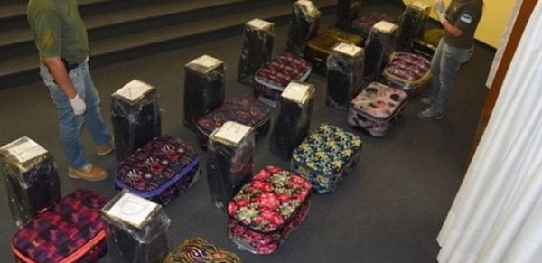 У посольстві Росії в Аргентині знайшли 400 кг кокаїну. Шість осіб було затримано в Росії та Аргентині після виявлення в школі при російському посольстві в Буенос-Айресі 12 сумок з 389 кілограмами кокаїну.