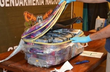 У посольстві Росії в Аргентині знайшли 400 кг кокаїну. Шість осіб було затримано в Росії та Аргентині після виявлення в школі при російському посольстві в Буенос-Айресі 12 сумок з 389 кілограмами кокаїну.