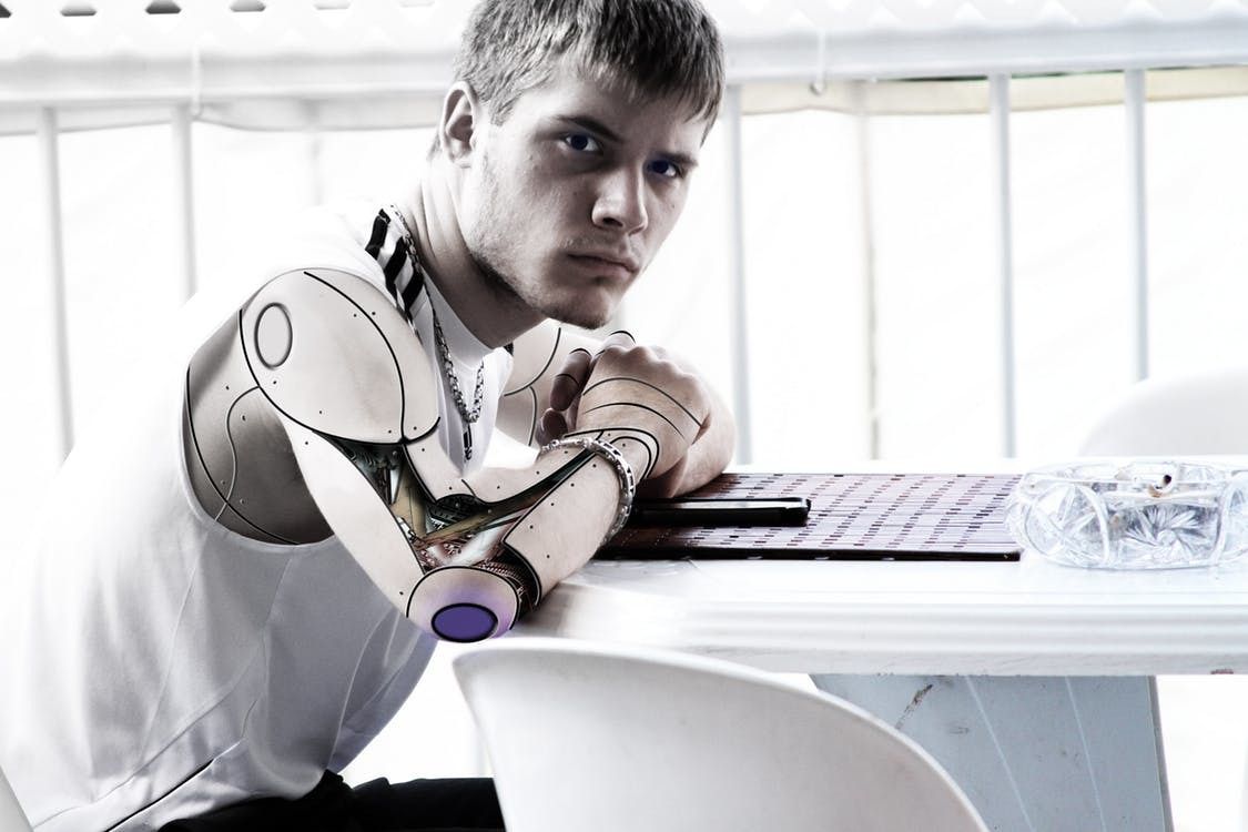 Вчені вирішили створити роботів з інтелектом померлих людей. Шведські винахідники задумали створити цифрові копії померлих людей. Надалі планується створити роботів, зовні схожих на покійних