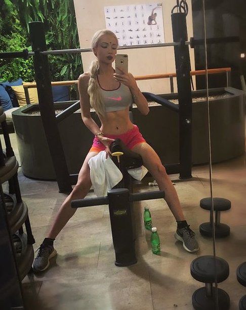 Одеська Барбі в одних стрінгах похвалилася тонкою талією (фото). Одеська Барбі Валерія Лук'янова похвалилася на своїй сторінці в Instagram новою порцією відвертих фото.