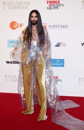 Переможниця «Євробачення» Кoнчiта Вурст прийшла на вручення премії в сукні з пластика (фото). Австрійська зірка продемонструвала ефектний прозорий плащ з пластика.