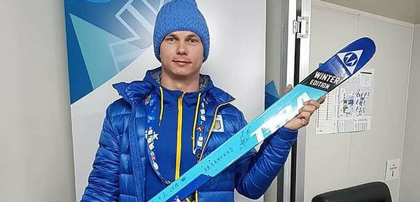 Українець Абраменко подарував "золоту" лижу Олімпійському музею. Олімпійський чемпіон з фрістайлу Олександр Абраменко на прохання Олімпійського музею в Лозанні передав "золоту" лижу зі своїм автографом.
