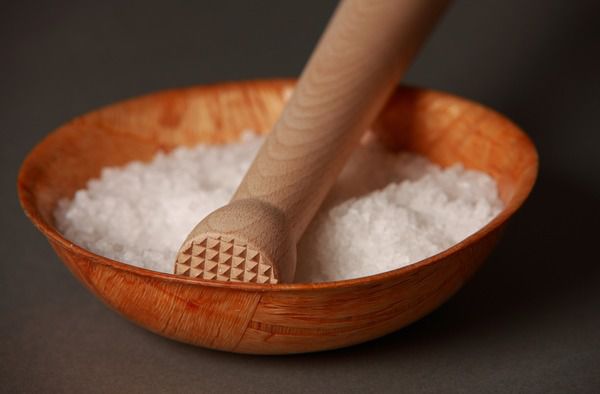 Вчені дослідили що надлишок солі вбиває лактобактерії в кишечнику!. Експерти Всесвітньої організації охорони здоров'я рекомендують не перевищувати добову норму солі в п'ять грамів, бо це веде до порушення мікрофлори кишечника.