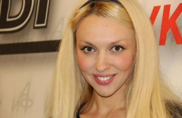 Суперблондинку Олю Полякову порівняли з Леді Гагою. Артистка опублікувала фото з коротким лавандовим волоссям і з екстравагантним макіяжем.
