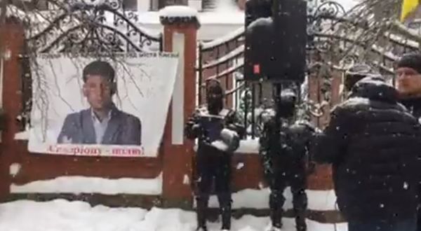 Під будинком Луценка прихильники Саакашвілі влаштували Майдан. Протестувальників стримують озброєні силовики, активісти озвучили вимоги.