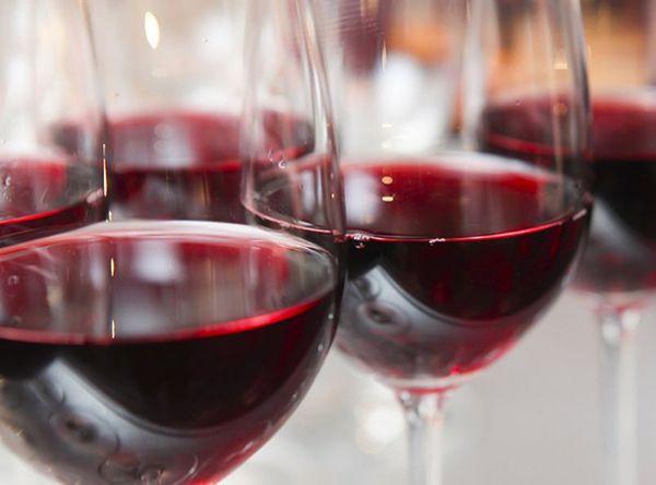 Вчені довели користь червоного вина для зубів і ясен. Вино містить поліфеноли – речовини, здатні знищувати хвороботворні бактерії у ротовій порожнині. Тим самим, перешкоджаючи розвитку хвороб зубів і ясен.