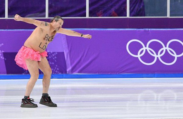 Голий уболівальник вискочив на лід на Олімпіаді-2018. На Олімпіаді-2018 у Пхенчхані після церемонії нагородження переможців фінального забігу ковзанярів на дистанції 1000 метрів на лід вискочив чоловік