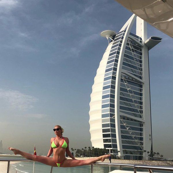 Балерина Анастасія Волочкова зробила шпагат на яхті в Дубаї. Анастасія Волочкова полетіла на відпочинок в Дубай.