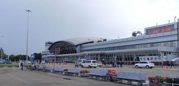 У "Борисполі" відсторонили співробітників, які рилися в речах пасажирів. Міжнародний аеропорт "Бориспіль" відсторонив від виконання обов'язків 6 співробітників, які рилися в речах пасажирів.