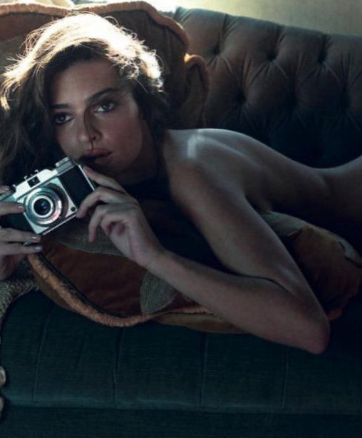 Емілі Ратажковски повністю роздяглася для глянцю. Американська топ-модель знялася в оголеній фотосесії для березневого номера Vanity Fair Іспанія.