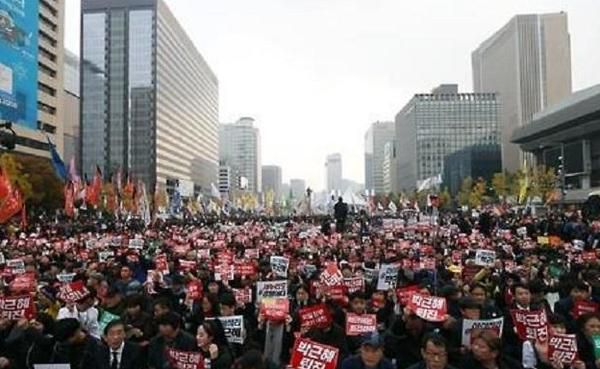 У Південній Кореї відбулися акції протесту проти прибуття північнокорейської делегації. Південнокорейські активісти, а також кілька депутатів парламенту Південної Кореї, що дотримуються консервативних поглядів, взяли участь в акціях протесту проти приїзду делегації КНДР на церемонію закриття Олімпійських ігор в Пхьончхані