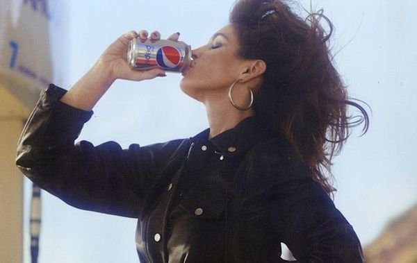 Легенда крупним планом. Сінді Кроуфорд відтворила культовий образ з реклами Pepsi. Супермодель Сінді Кроуфорд знялася в новій фотосесії для журналу POP Magazine.