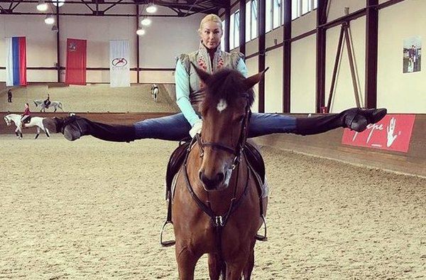 Епатажна Анастасія Волочкова показала екстремальний шпагат верхи на коні(відео). Після довгої перерви Анастасія Волочкова знову демонструє передплатникам в Instagram свою коронну розтяжку. 