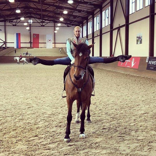 Епатажна Анастасія Волочкова показала екстремальний шпагат верхи на коні(відео). Після довгої перерви Анастасія Волочкова знову демонструє передплатникам в Instagram свою коронну розтяжку. 