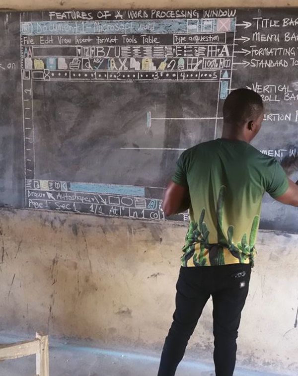 Вчитель в Африці веде урок інформатики... Тільки подивіться, як він старається!. Коли в школі немає жодного комп'ютера.