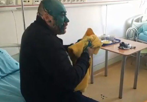Візит добра і радості: ватажка титушек Крисіна облили зеленкою в лікарні. Опубліковано відео.