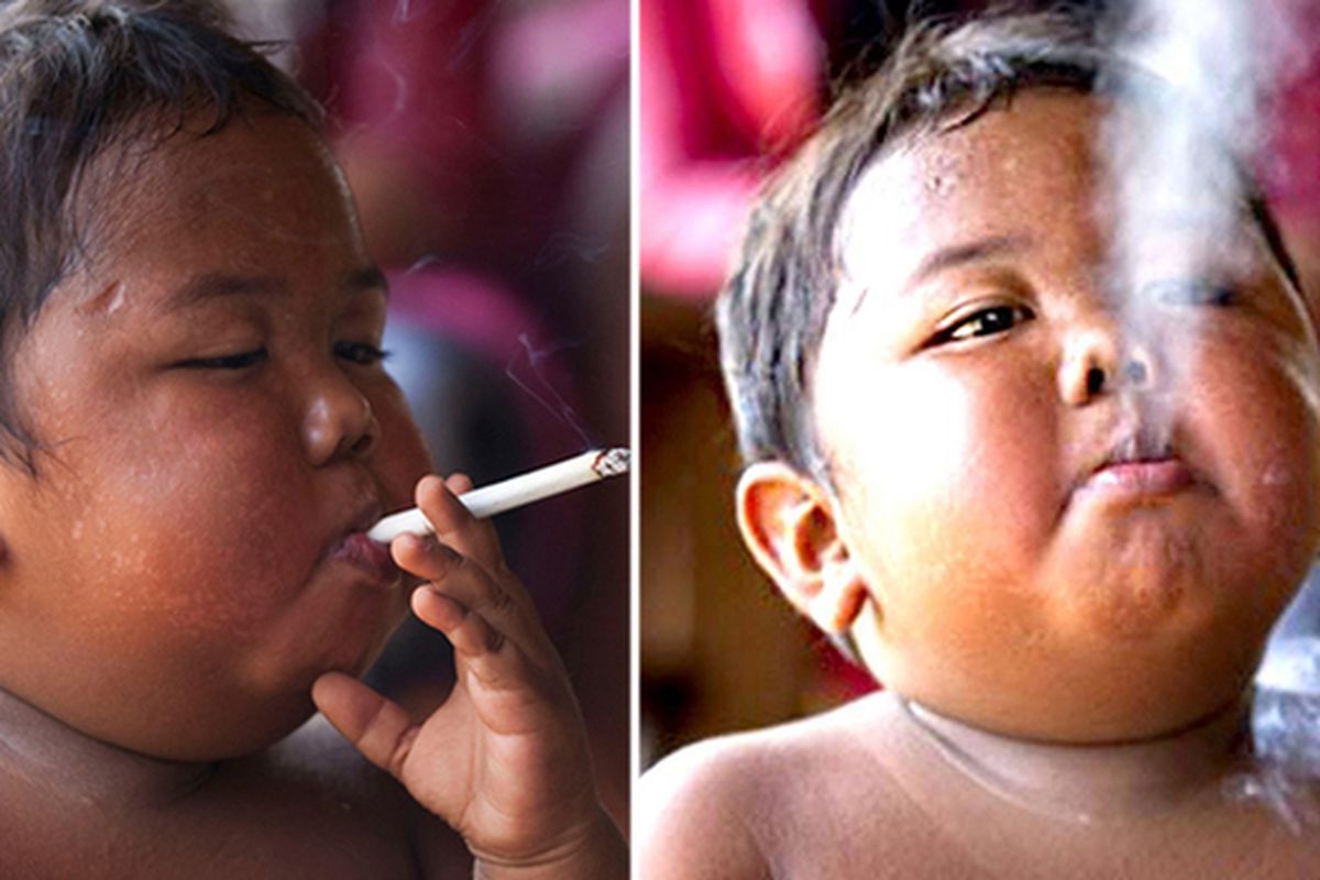 Що сталося з 2-річним малюком, через 8 років, який викурював по 40 сигарет у день. У 2010 році, світ сколихнуло відео, на якому 2-річний малюк з Індонезії курив сигарети. Одна за однією, він просто не випускав їх з рук, і за словами батьків, за день викурював по 40 сигарет, іноді навіть більше.