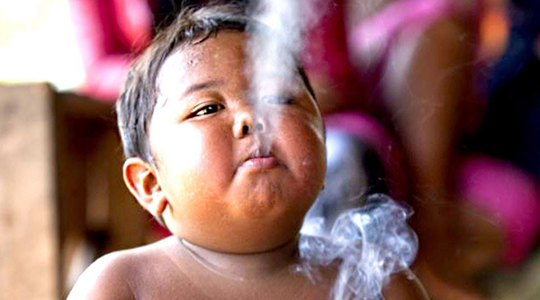 Що сталося з 2-річним малюком, через 8 років, який викурював по 40 сигарет у день. У 2010 році, світ сколихнуло відео, на якому 2-річний малюк з Індонезії курив сигарети. Одна за однією, він просто не випускав їх з рук, і за словами батьків, за день викурював по 40 сигарет, іноді навіть більше.