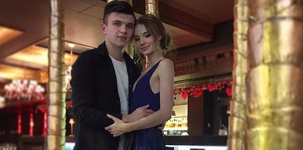 Екс-нападник "Динамо" Денис Костишин закрутив роман із зіркою серіалу "Школа". Футболіст "Дніпра" завів стосунки з молодою актрисою Єлизаветою Василенко, 