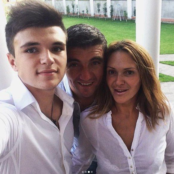 Екс-нападник "Динамо" Денис Костишин закрутив роман із зіркою серіалу "Школа". Футболіст "Дніпра" завів стосунки з молодою актрисою Єлизаветою Василенко, 
