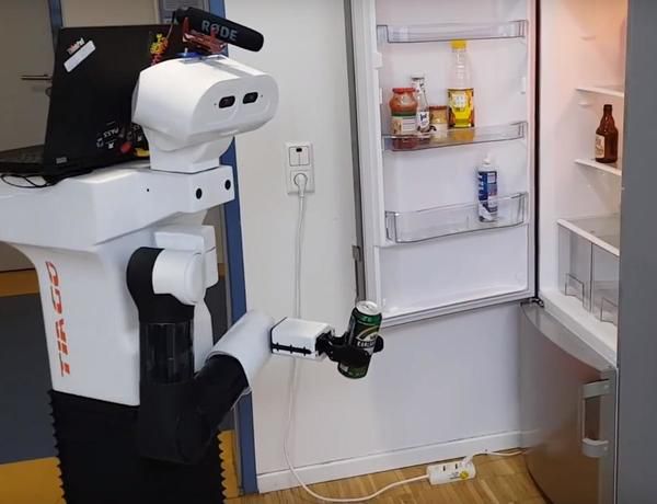 У Німеччині робота навчили приносити пиво з холодильника. Робот може знайти холодильник, відкрити його і не помилитися при виборі пива.
