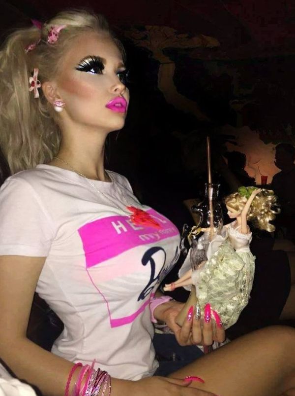 Дівчина витрачає $1400 щомісяця, щоб виглядати, як Барбі (Фото). Габріела Джирачкова з Праги витрачає щомісяця 1400 доларів, щоб виглядати як справжня жива лялька Барбі.