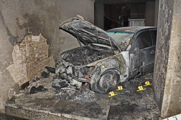 У центрі Києва відомому адвокату спалили автомобіль.  Сьогодні вночі у Печерському районі Києва невідомі підпалили автомобіль адвоката Віктора Петруненка. Про це повідомив сам адвокат.