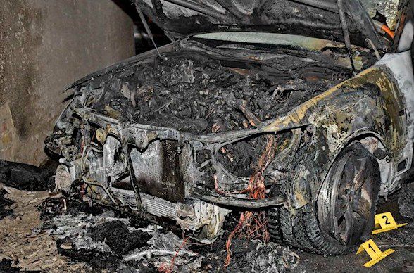 У центрі Києва відомому адвокату спалили автомобіль.  Сьогодні вночі у Печерському районі Києва невідомі підпалили автомобіль адвоката Віктора Петруненка. Про це повідомив сам адвокат.