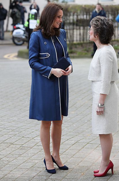 Кейт Міддлтон в шикарному вбранні відвідала Королівський коледж акушерів і гінекологів. Кейт візьме участь у дискусії щодо боротьби зі стигмою щодо здоров'я жінок.