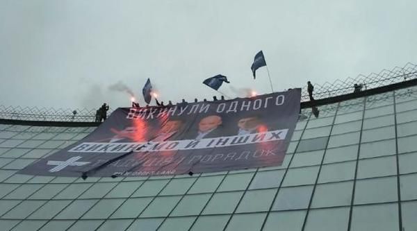 На Майдані вивісили плакат проти Саакашвілі, Труханова, Скорика і Мураєва.  "Смерть ФСБ! Геть з України”.