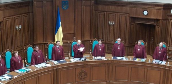 В Україні визнали неконституційним "мовний закон". Конституційний суд України визнав неконституційним мовний закон.