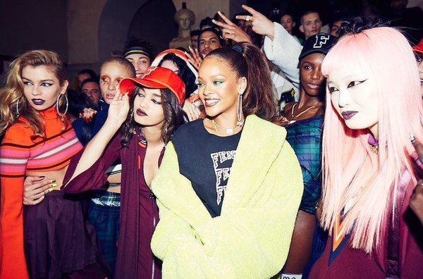 Ріанна показала свої нові форми в рекламі спортивного бренду. Кілька місяців тому Ріанна (Rihanna) поправилася, однак це не заважає співачці вибирати яскраві і навіть провокаційні вбрання для виходів на публіку, виступів на сцені і вечірок.