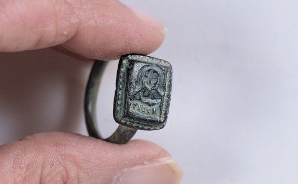 Ізраїльський садівник випадково знайшов середньовічний артефакт. Ймовірно, хтось із християнських паломників загубив перстень по дорозі до святих місць кілька століть тому.