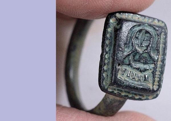 Ізраїльський садівник випадково знайшов середньовічний артефакт. Ймовірно, хтось із християнських паломників загубив перстень по дорозі до святих місць кілька століть тому.